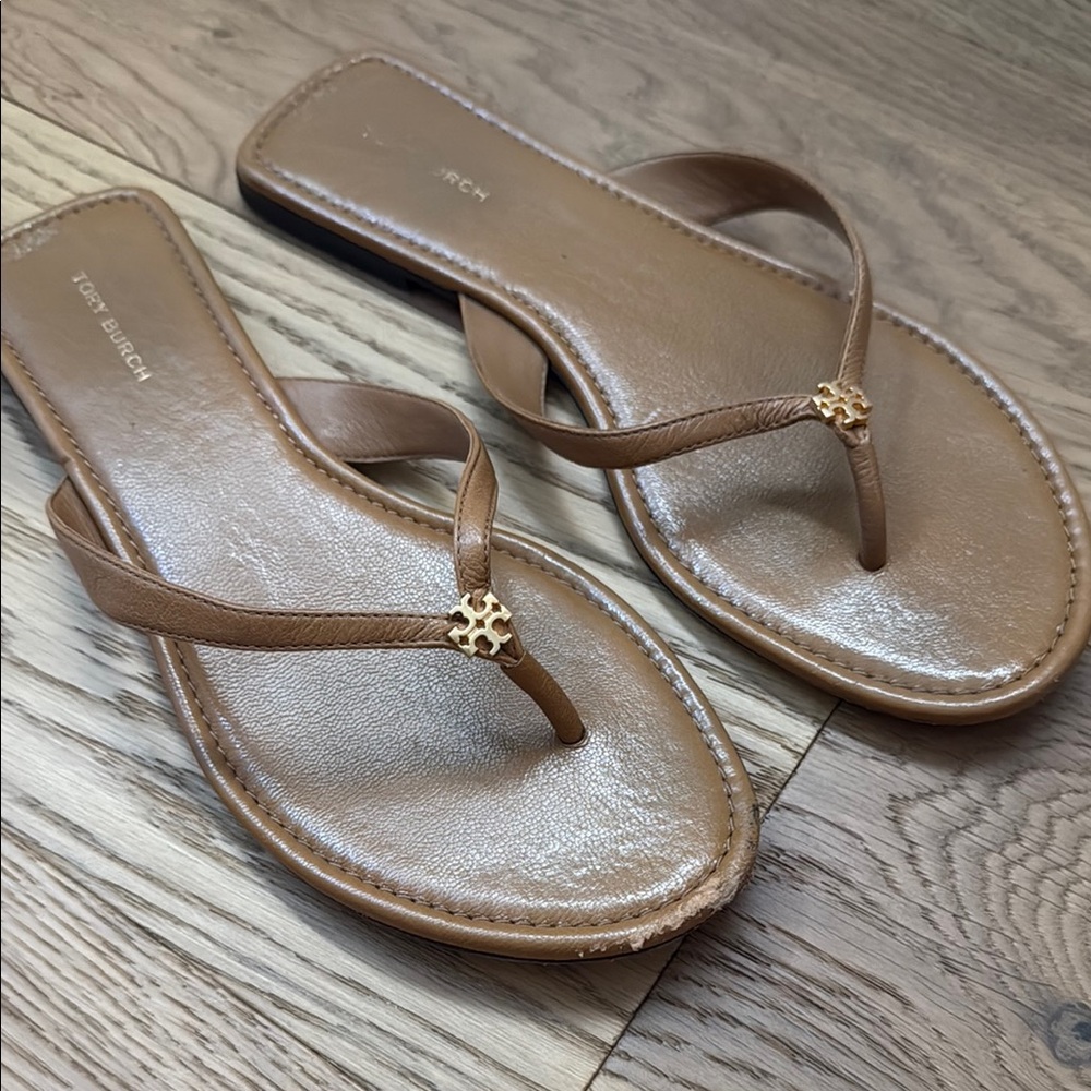 Tory Burch Tan Thong Sandals Classic Leather Design small gold  logo